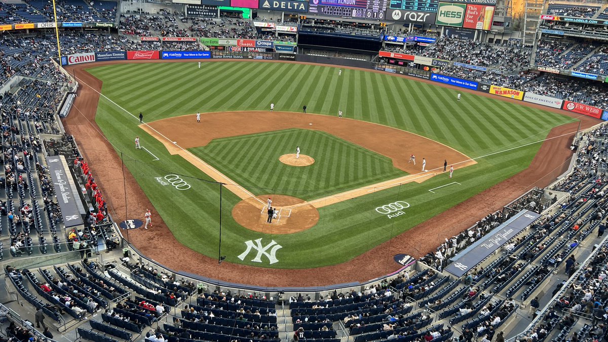 AmandaG76709043's tweet photo. Yankees game #RepBX https://t.co/zOWEWPjk9l