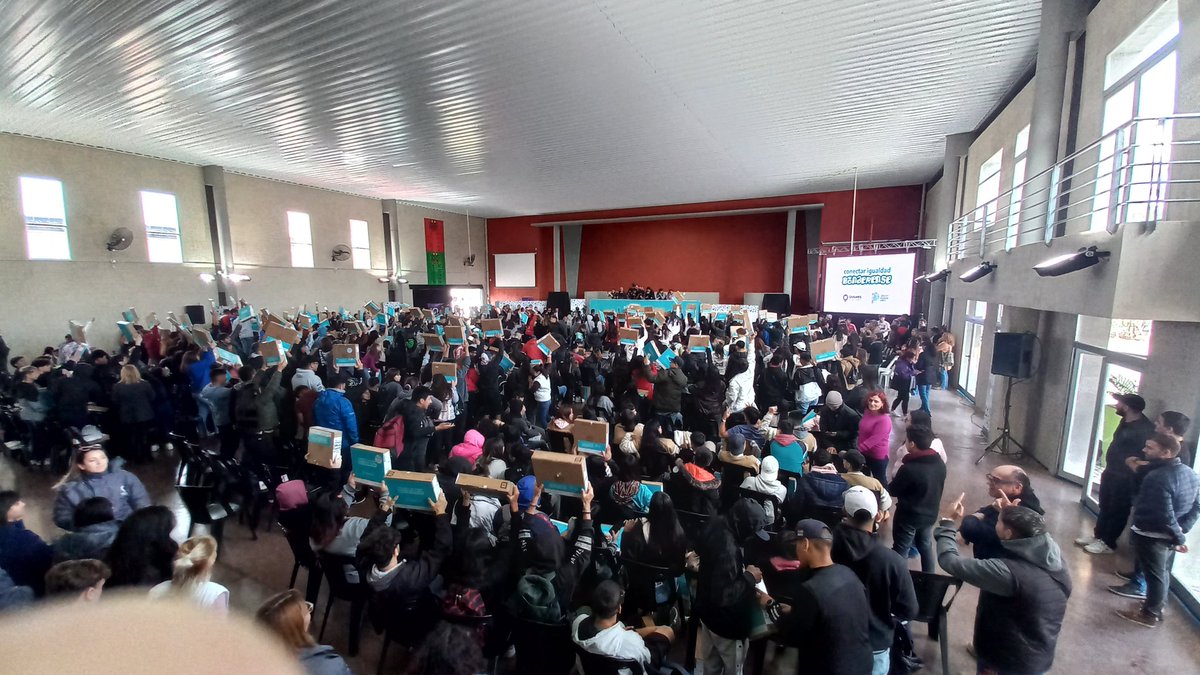 DTeR04's tweet photo. Hoy entrega masiva de netbooks #ConectarIgualdadBonaerense a escuelas del distrito de #Quilmes en presencia de @mayrasmendoza @Kicillofok.

@DTE_BA @ClaudiaBracchi1 @salbarracin @QuilmesMuni https://t.co/a20VTQrqTo