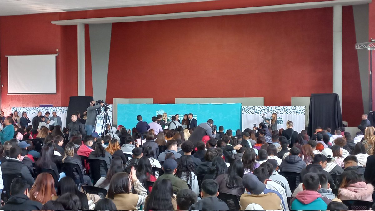 DTeR04's tweet photo. Hoy entrega masiva de netbooks #ConectarIgualdadBonaerense a escuelas del distrito de #Quilmes en presencia de @mayrasmendoza @Kicillofok.

@DTE_BA @ClaudiaBracchi1 @salbarracin @QuilmesMuni https://t.co/a20VTQrqTo