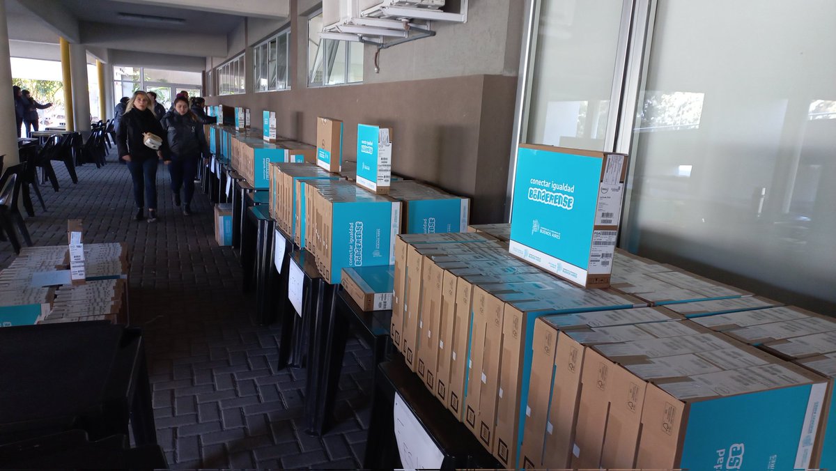 DTeR04's tweet photo. Hoy entrega masiva de netbooks #ConectarIgualdadBonaerense a escuelas del distrito de #Quilmes en presencia de @mayrasmendoza @Kicillofok.

@DTE_BA @ClaudiaBracchi1 @salbarracin @QuilmesMuni https://t.co/a20VTQrqTo