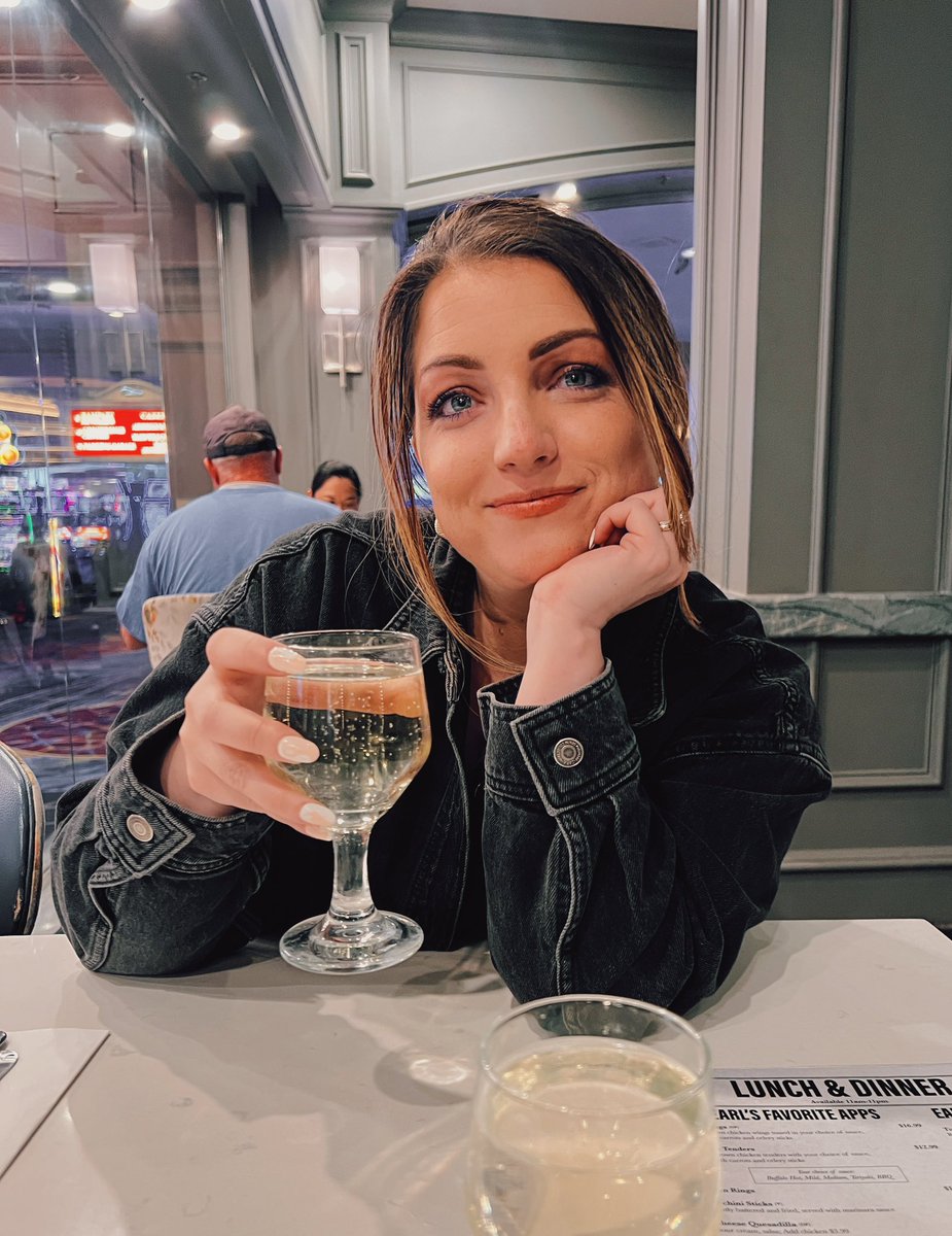 ImAlwaysDwight's tweet photo. An actual queen 🥵 https://t.co/2h64irQboV