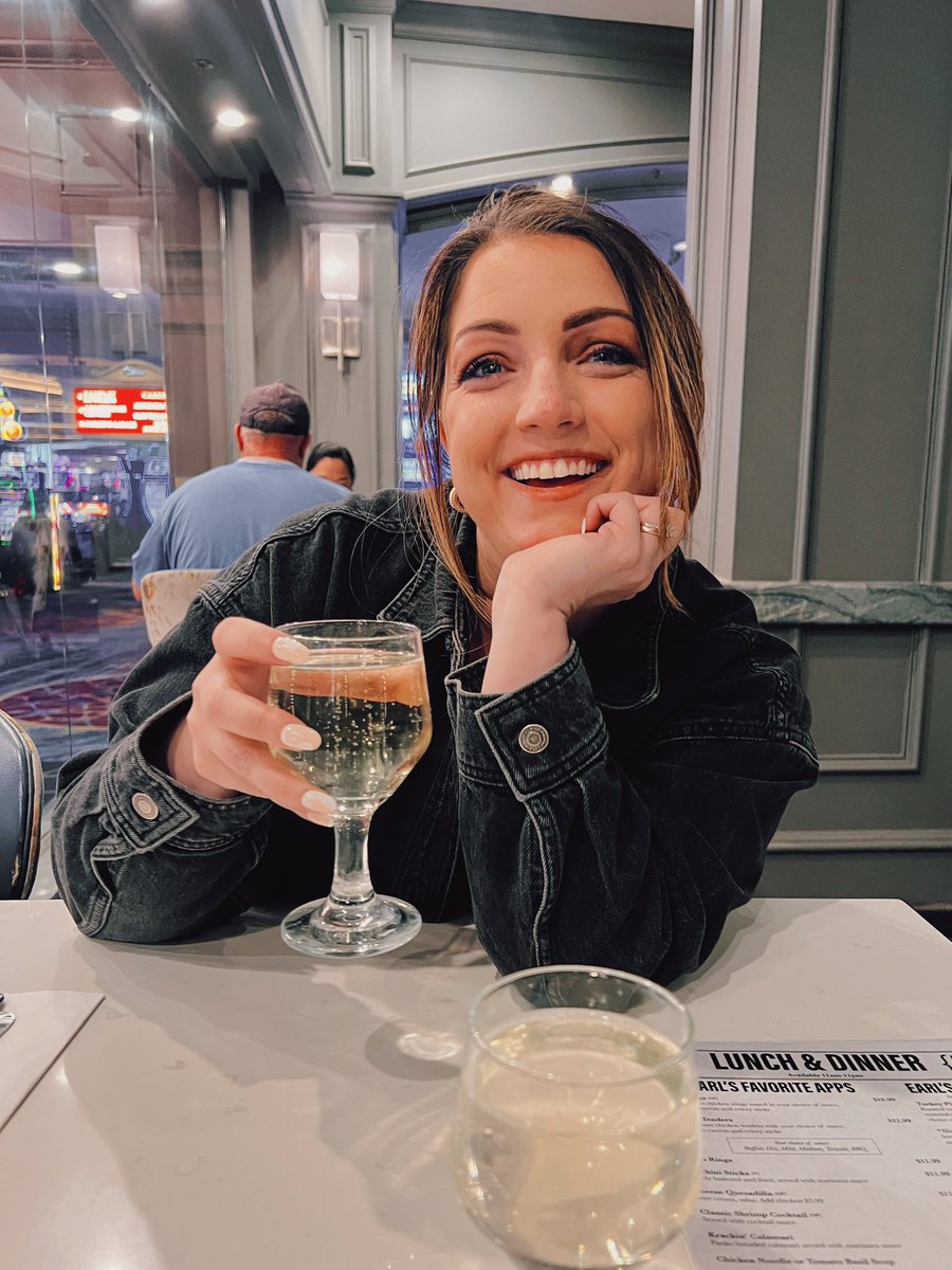 ImAlwaysDwight's tweet photo. An actual queen 🥵 https://t.co/2h64irQboV