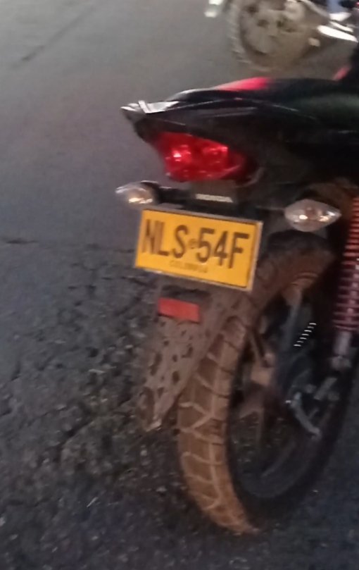 latatuadaesa's tweet photo. Gente de Twitter que todo lo puede. Vengo a pedirles ayuda para identificar a esta persona, que no contento con comerse el semáforo y casi levantarme en la bicicleta, luego me lanzó una patada y se devolvió a darme un puño que me reventó la cara. 

📍Cúcuta, 18-04-23 https://t.co/bYfXaFWnoc