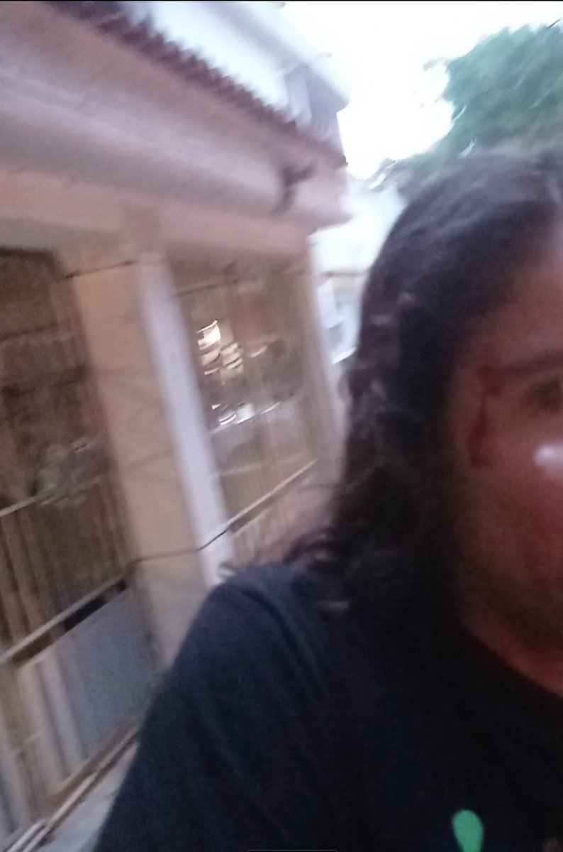 latatuadaesa's tweet photo. Gente de Twitter que todo lo puede. Vengo a pedirles ayuda para identificar a esta persona, que no contento con comerse el semáforo y casi levantarme en la bicicleta, luego me lanzó una patada y se devolvió a darme un puño que me reventó la cara. 

📍Cúcuta, 18-04-23 https://t.co/bYfXaFWnoc