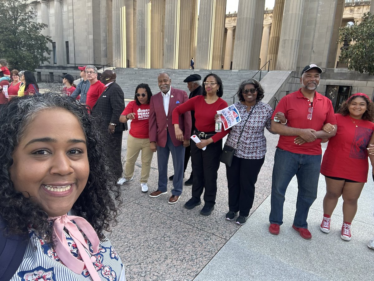 SenAkbari's tweet photo. This afternoon was absolutely sustaining. We witnessed 9,000 beautiful souls from all walks of life, faiths, colors, political parties, all coming together to form a chain of humanity in support of gun safety legislation.  Thank you, @voices4saferTN. #TNLeg23 we must DO something https://t.co/gEv7Y0hly1