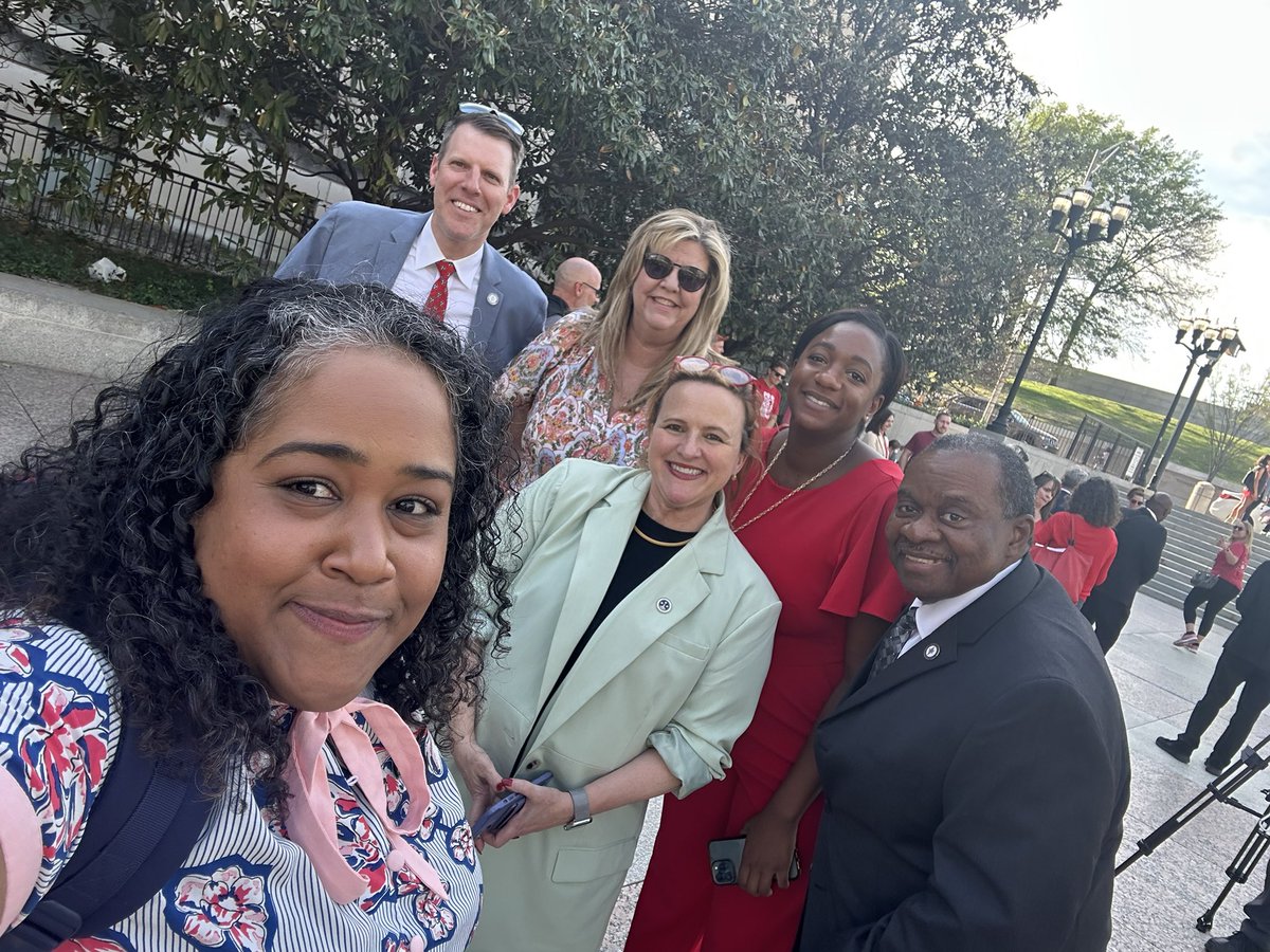 SenAkbari's tweet photo. This afternoon was absolutely sustaining. We witnessed 9,000 beautiful souls from all walks of life, faiths, colors, political parties, all coming together to form a chain of humanity in support of gun safety legislation.  Thank you, @voices4saferTN. #TNLeg23 we must DO something https://t.co/gEv7Y0hly1