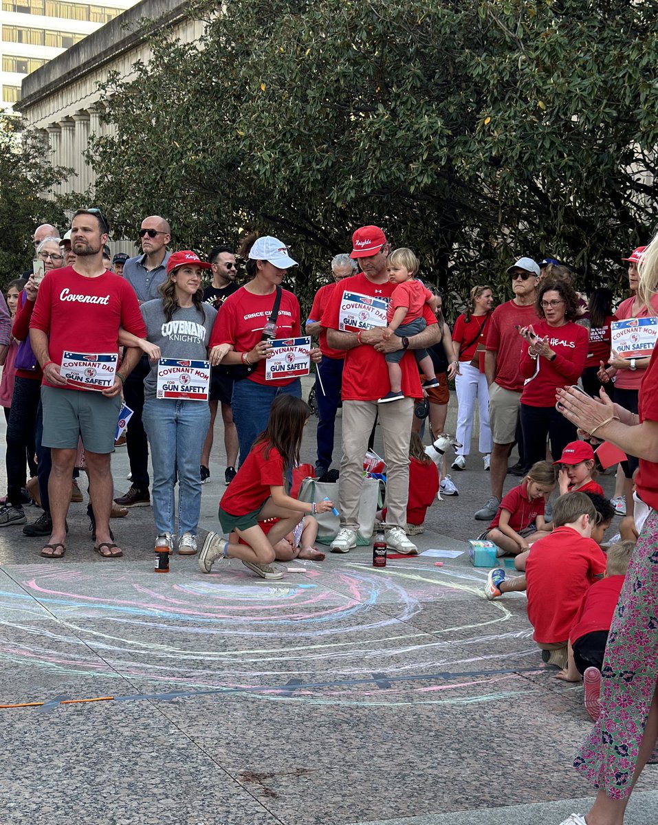 SenAkbari's tweet photo. This afternoon was absolutely sustaining. We witnessed 9,000 beautiful souls from all walks of life, faiths, colors, political parties, all coming together to form a chain of humanity in support of gun safety legislation.  Thank you, @voices4saferTN. #TNLeg23 we must DO something https://t.co/gEv7Y0hly1