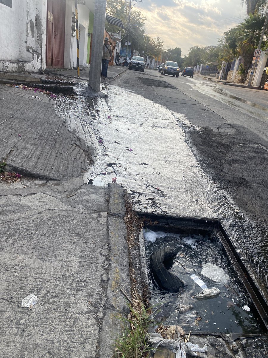 percybo's tweet photo. @SAPACCuernavaca fuga de agua limpia sobre Av. atlacomulco, cerca del Parque Acapantzingo https://t.co/qZiuOAKQCI
