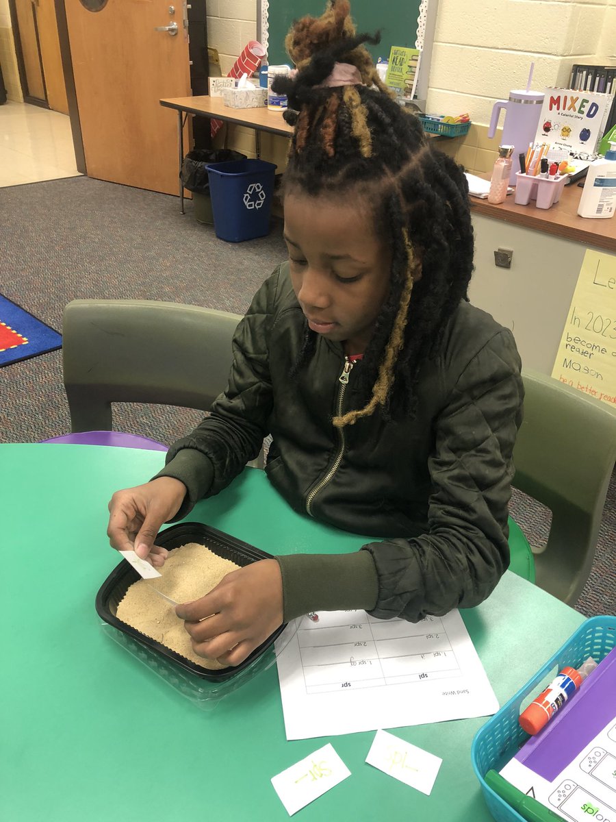 Mrs_Schlessel's tweet image. Brought the beach to OG. Students listened to a word, searched for the matching initial blend, and wrote the word on their sorting mats. #WritingFun