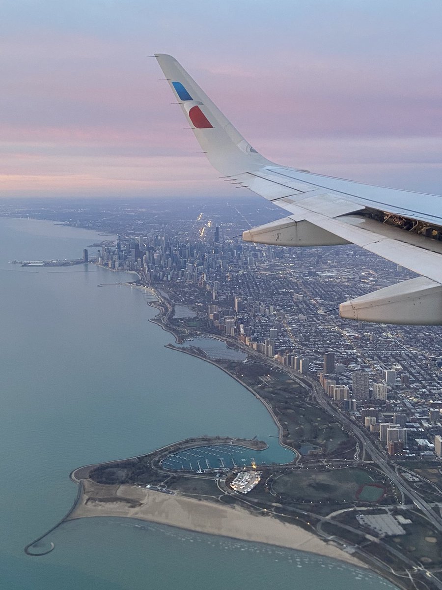 JeffWesolowski's tweet photo. This picture I took landing at O’Hare looks like it could be in a marketing add for @AmericanAir https://t.co/EQAzGQwaPD