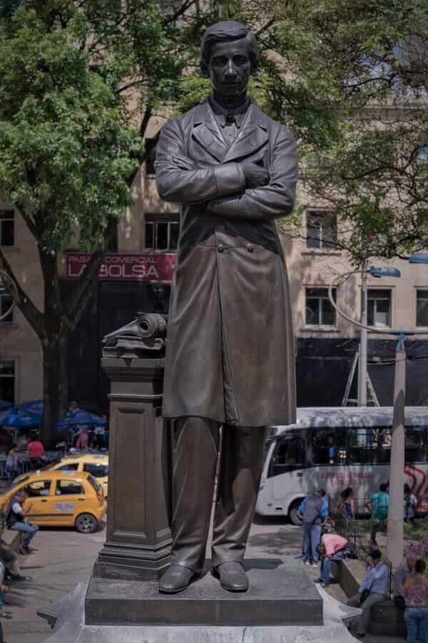 PatrimonioMDE's tweet photo. #PatrimonioMDE ¿Sabías que #Medellín tiene 16 obras de arte público monumentales? 🤯Aquí podrás apreciarlas como nunca las has visto: ↪https://t.co/m3RtdhfrD5
#DíaInternacionalDeLosMonumentosYSitios #PatrimonioEnTransformación
#HeritageChanges
#AHMedellín
#NosMueveLaCultura https://t.co/l20JyPgbih