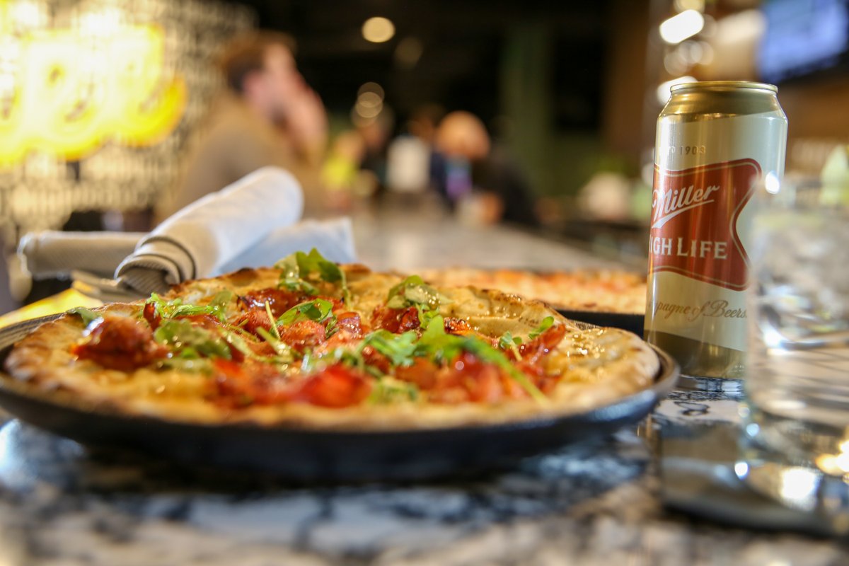 xgolfamfamfield's tweet photo. Pizzas &amp; cocktails are always a winning combination after a great round of golf. While you're here, catch the @Brewers take on Seattle tonight with an 8:40 first pitch. Go Brew Crew! 😎⚾️⛳️🍕🍻💥 https://t.co/5wLJZPqd6T