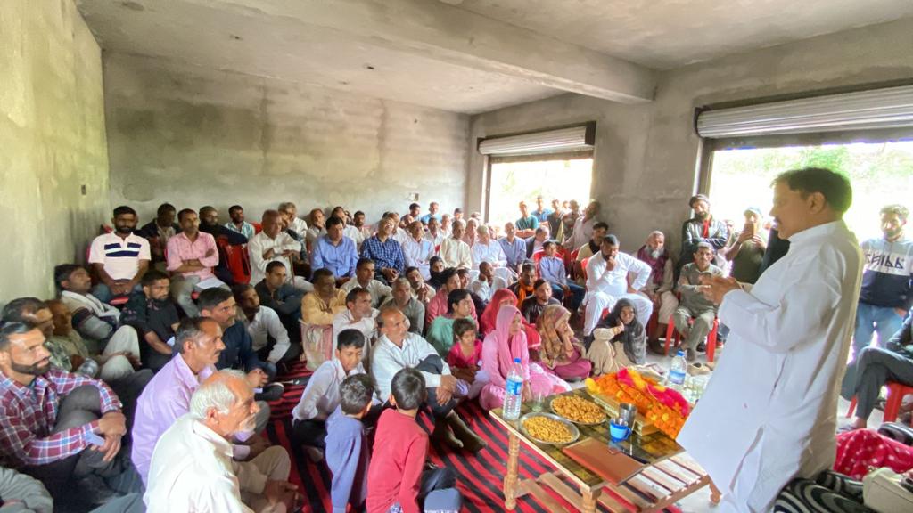 RisingKashmir's tweet photo. #Popular #govt #alone is the #panacea for #ills #afflicting #JK: #HarshDev
@1HarshDevSingh
https://t.co/lrEtDWyDb0 https://t.co/NHfMtTXYjN