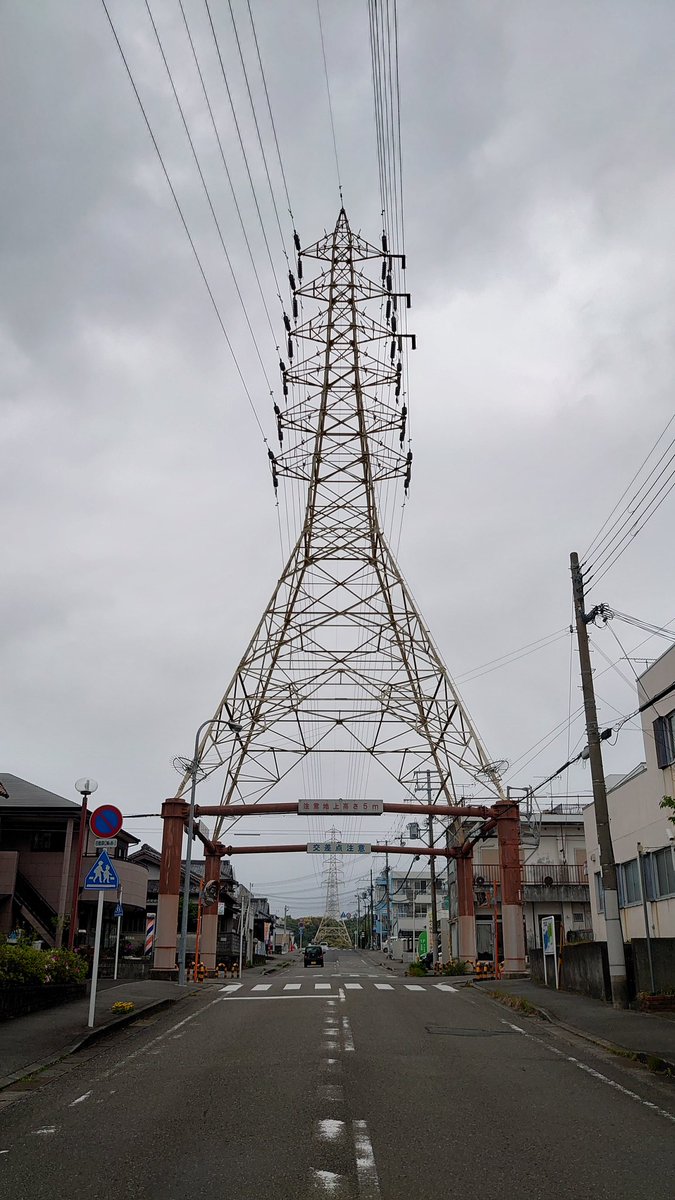 TKGmasa's tweet photo. 送電用鉄塔が交差点直上に😲
初めての光景😁 https://t.co/DZ29flDHm4