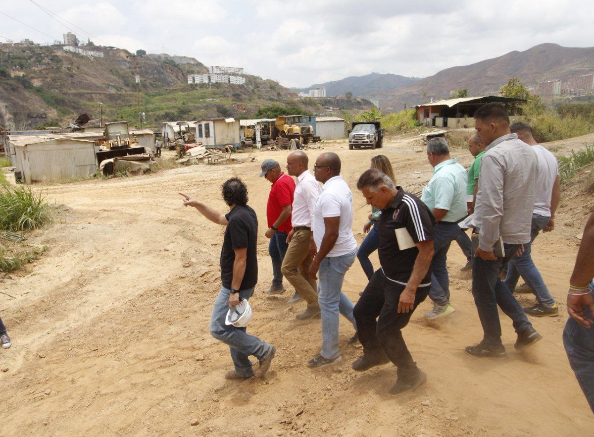 mirandoafuturo's tweet image. Cuadrillas de la Gobernación de Miranda trabajan en la construcción de un muro de contención para atender vialidad en el urbanismo El Encantado, municipio El Hatillo. #ElFuturoEsAhora #Miranda #19https://bit.ly/41zfLkG