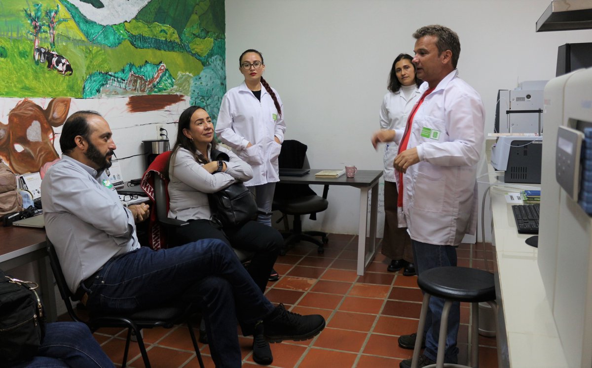 UISsedeMalaga's tweet photo. Participamos con @CRCSantander, @CCBucaramanga y representantes de diferentes entidades publicas y privadas, en la discusión de proyectos estratégicos en dos frentes específicos: Agro y turismo.
Una jornada que culminó con visita a los laboratorios de la @UIS  @UISsedeMalaga https://t.co/hfl9lI2B0i