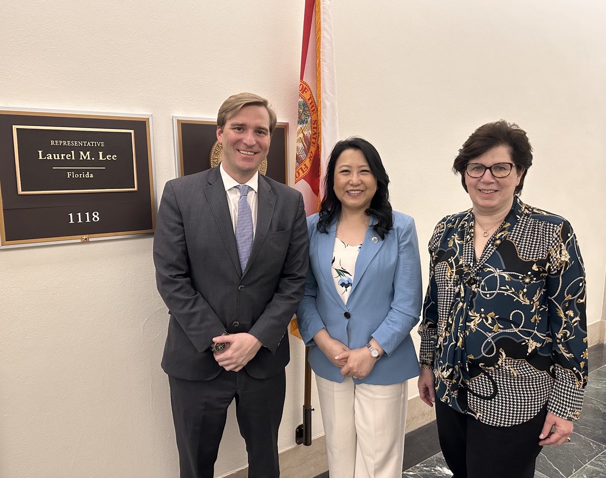 DrBuiPathology's tweet photo. Had a great visit to @RepLaurelLee in Washington, DC today. Happy to know 1) the Congresswomen, her Chief of Staff and I are all FL Gators. 2) This office looks after the best interest of @USF @MoffittNews😊#SetThePath23 @CAPDCAdvocacy https://t.co/uWbpzLSRXD