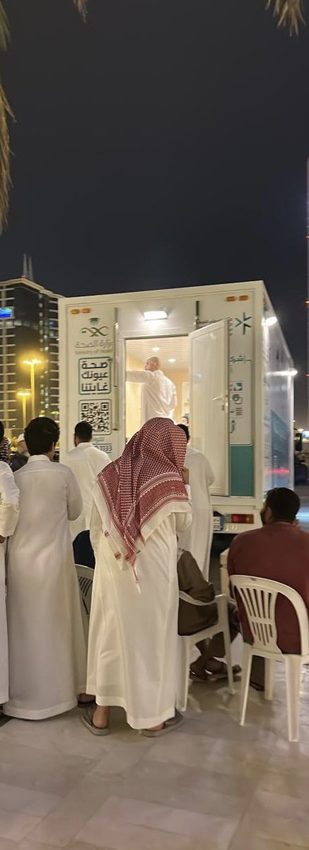 اجريت مساء يوم الثلاثاء 27 #رمضان في جامع الجوهرة البابطين بالرياض فحوصات مسحية من خلال عيادة العيون المتنقلة.
كما تم تقديم الاستشارات الطبية المتخصصة في مجال العين و الابصار  لأكثر من 70 زائر .