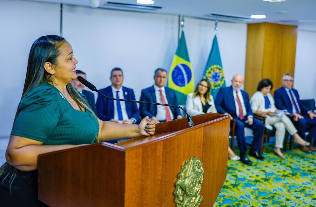 LulaOficial's tweet photo. O piso da enfermagem é uma das cobranças que mais ouvi desde a campanha. Hoje pude assinar um projeto de lei de R$ 7,3 bilhões para o @minsaude, para incluirmos no orçamento da pasta o pagamento do piso da categoria, valorizando a enfermagem.

📸: @ricardostuckert https://t.co/PRwp0Wn2uM