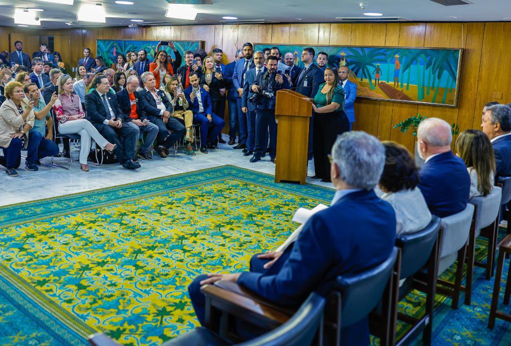 LulaOficial's tweet photo. O piso da enfermagem é uma das cobranças que mais ouvi desde a campanha. Hoje pude assinar um projeto de lei de R$ 7,3 bilhões para o @minsaude, para incluirmos no orçamento da pasta o pagamento do piso da categoria, valorizando a enfermagem.

📸: @ricardostuckert https://t.co/PRwp0Wn2uM