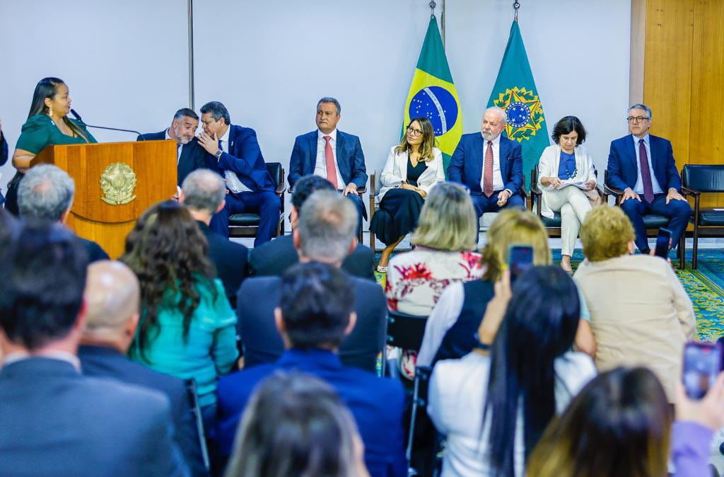LulaOficial's tweet photo. O piso da enfermagem é uma das cobranças que mais ouvi desde a campanha. Hoje pude assinar um projeto de lei de R$ 7,3 bilhões para o @minsaude, para incluirmos no orçamento da pasta o pagamento do piso da categoria, valorizando a enfermagem.

📸: @ricardostuckert https://t.co/PRwp0Wn2uM