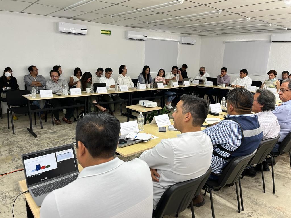 TabascoJavier's tweet photo. Seguimos trabajando en la gran obra del @TrenMayaMX para cumplir el compromiso de que sea inaugurado en diciembre de 2023; hoy nos reunimos en #Mérida con equipos de los 7 Tramos y los avances continúan conforme a programa. 

#SúbeteAlTren https://t.co/u9M0ta1YSo