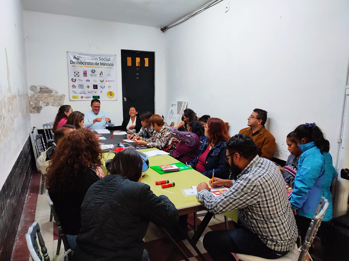 AgrupDEMMEX's tweet photo. Estamos más que comprometidos con la sociedad, por esa razón escuchamos en una reunión a los vecinos de Cuauhtémoc, con el objetivo de encontrar una solución real a los problemas que están presentando.
¡Democracia ya, Patria para todos!
#agrupaciondemmex
#PRDCDMX #PRD #México https://t.co/6jKARe4bbc