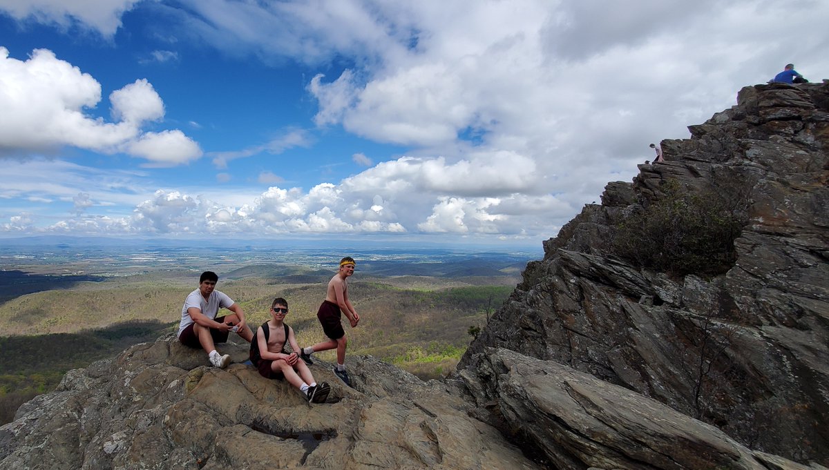 FMS_Caissons's tweet photo. #cadetlife on their weekend outing! CPT Diehl took some Cadets on a hike to Humpback Rock and through the Blue Ridge Tunnel last Saturday. #virginialiving #valiving https://t.co/Cd9HG2vzuV