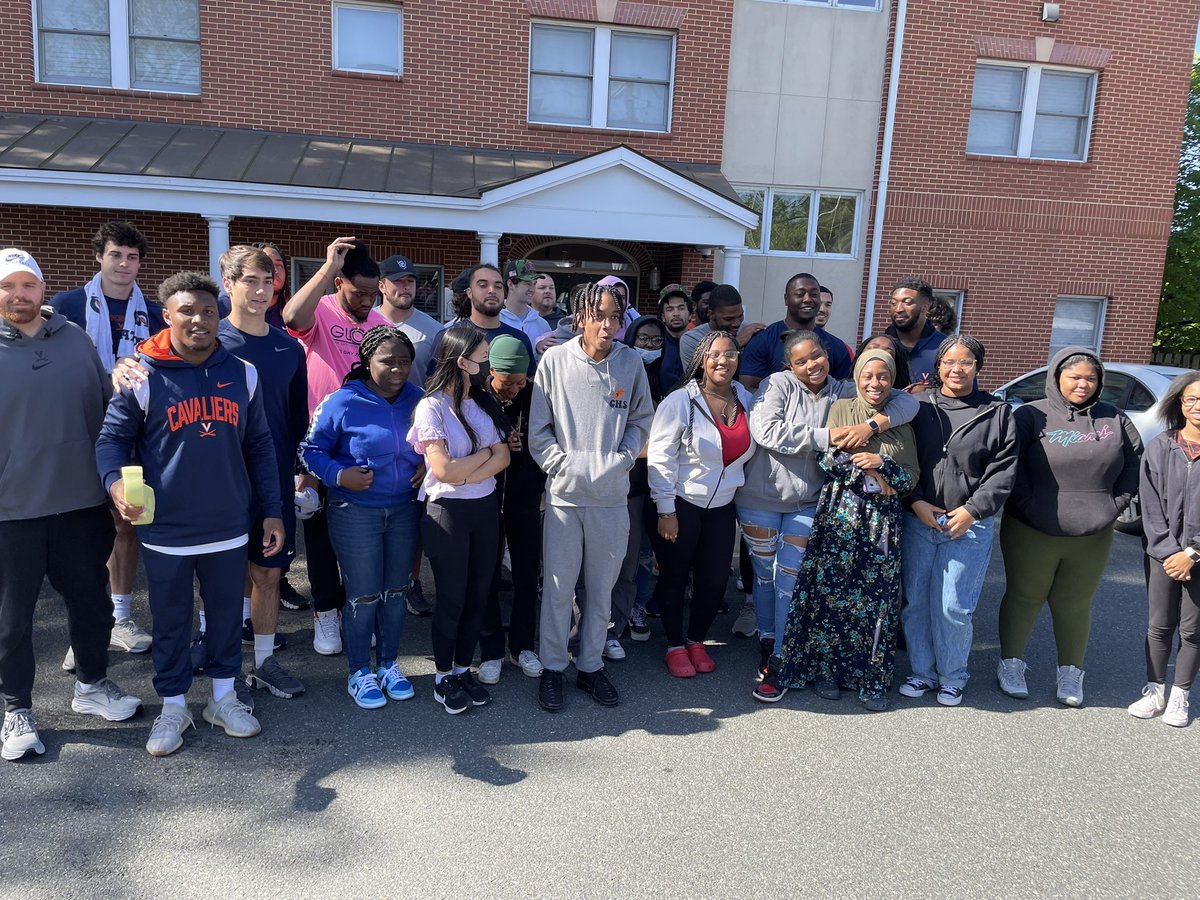 Rise4RealChange's tweet photo. @UVAFootball Service Day bonus meeting the UVA Football team at the RMH. Go Hoos and @BlackKnightAVID https://t.co/XBVXT4FwaC