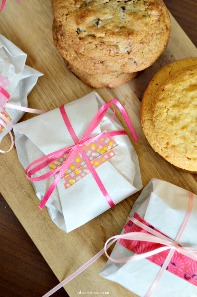 These Parchment Paper Cookie Bundles are incredibly sweet and simple to put together. 🙌 It’s a great way to let someone know you are thinking of them. 

Get the instructions: aamom.co/bqH6UR