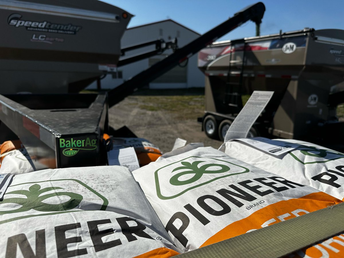 bakeragservices's tweet photo. Double deliver #PioneerSeed #corn #soybeans and Dueling #j&amp;m390seedtenders #plant23 #spring23 #bakerag #withyoufromthewordgo #thatswhatwedo @bakeragservices @jacobmbaker215 https://t.co/9pcK2fk0BH