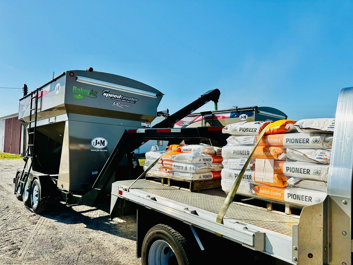 bakeragservices's tweet photo. Double deliver #PioneerSeed #corn #soybeans and Dueling #j&amp;m390seedtenders #plant23 #spring23 #bakerag #withyoufromthewordgo #thatswhatwedo @bakeragservices @jacobmbaker215 https://t.co/9pcK2fk0BH