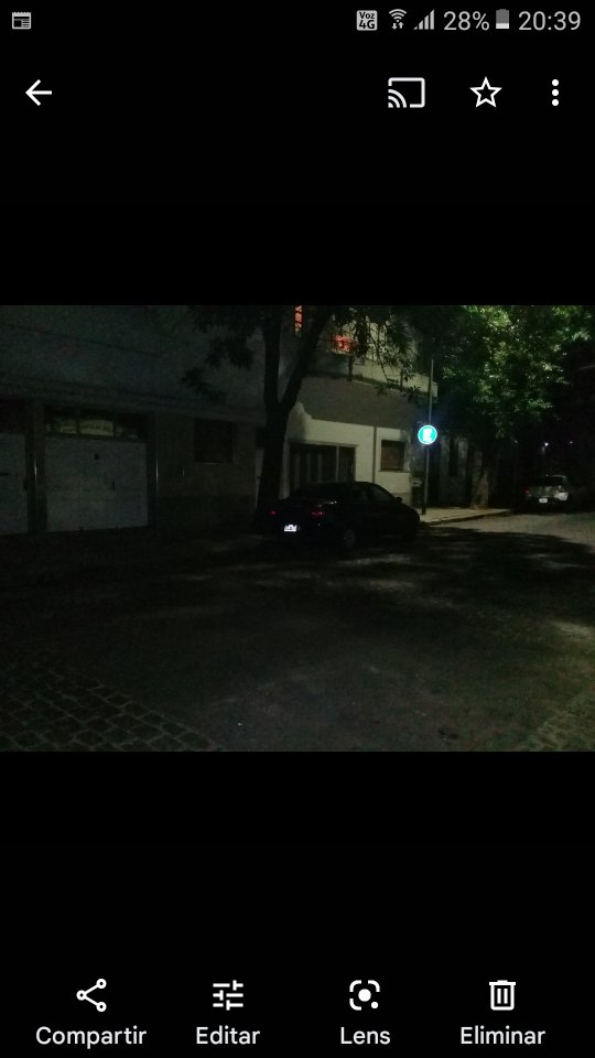 noeaa's tweet photo. @bacomuna7 @BA147 en octubre despejaron 2 ramas bajo la luminaria. Así se ve la cuadra. Podrán podar como se debe? Gracias. @claramuzzio https://t.co/CfdHUA7lAJ