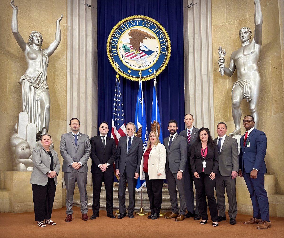 USDOJ_Intl's tweet photo. Delegation of Paraguayan line prosecutors from @MinPublicoPy met with @TheJusticeDept’s DAAG Swartz to discuss challenges and successes in the bilateral fight against transnational organized crime and illicit finance in the Southern Cone. https://t.co/Nft8SgjW1k