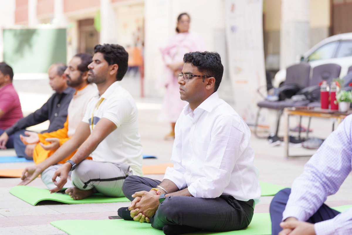 ayudh_india's tweet photo. 18th April - 999 challenge started in all the schools of Delhi. Sh. Himanshu Gupta (Director of Education), Br. Mokshamrita (National AYUDH Coordinator) and others visited a school in Defence colony and participated in 999 challenge 
#999challenge #c20 #YouAreTheLight https://t.co/2ZT18L09P7