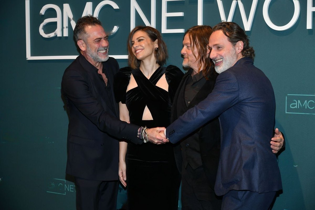 cohanthinker's tweet photo. oh my god, they're together again. i'm about to cry!! https://t.co/jayCyQNnEe