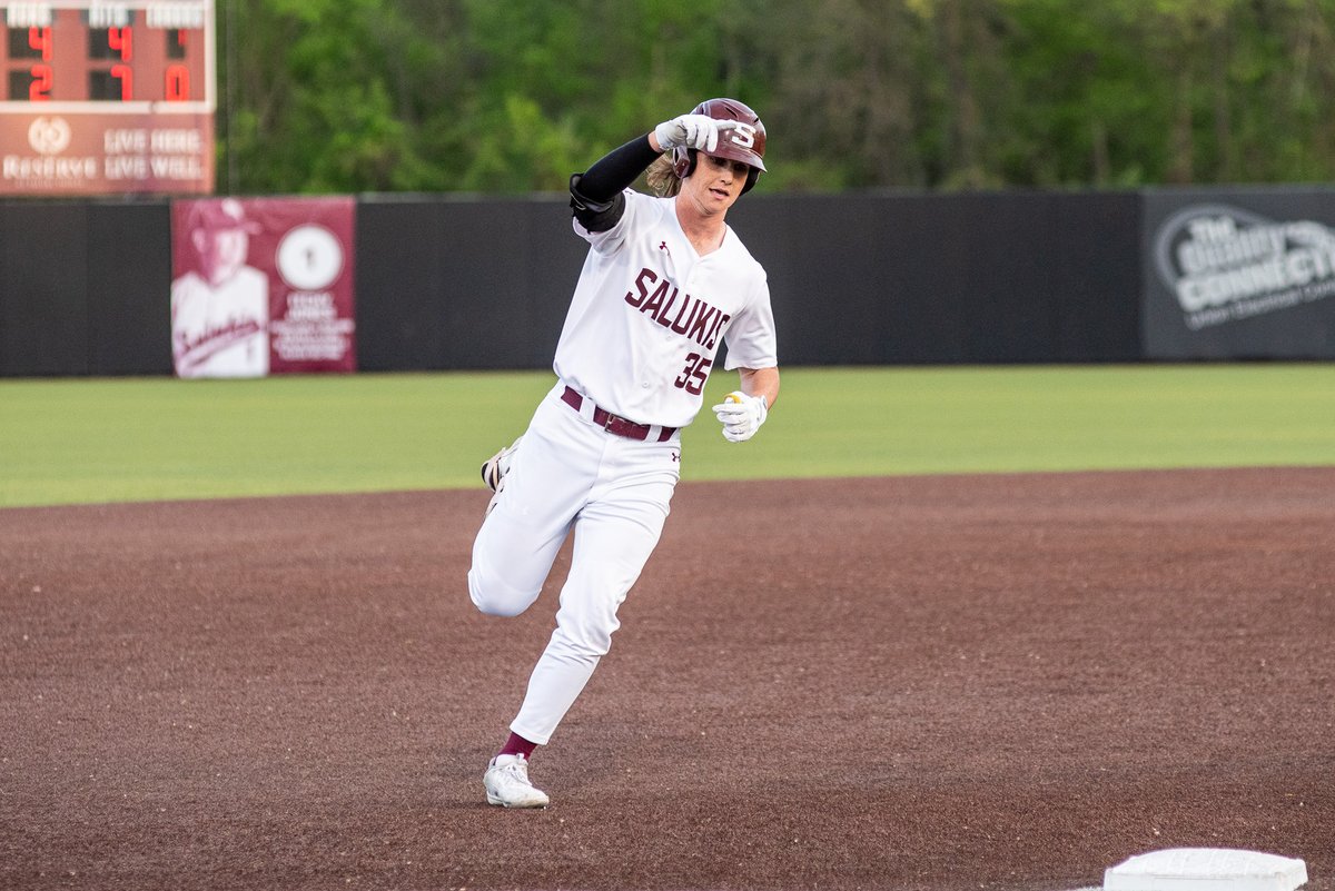 SIU_Baseball's tweet photo. 𝙎𝙤 𝙣𝙞𝙘𝙚, 𝙝𝙚 𝙙𝙞𝙙 𝙞𝙩 𝙩𝙬𝙞𝙘𝙚. 

@beltoft_ puts the #Salukis back in front with a three-run 💣 -- his second 💣 of the game here in the third. https://t.co/EWHN75FzT9