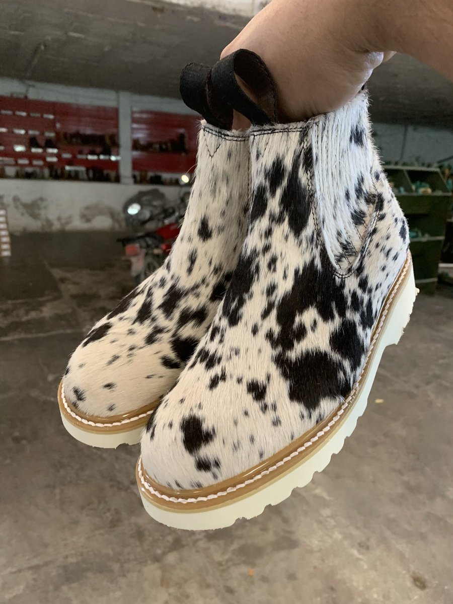 BotinesDMendez's tweet photo. #cowhideboots #haironhideboots #cowhidebooties #botasybotinesdmendez  #suelapoliuretano  #lechera #botinlechero #workboots #poliuretano #lecheraboots #lecheras #botincharro #botinescharros #cowhideboots  #lecherasboots #botaslecheras #thecreatorsofthecowhidelecheras https://t.co/lXCvHjJLjY