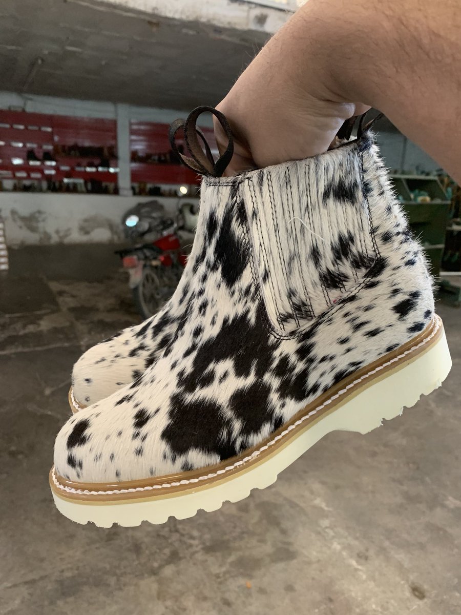 BotinesDMendez's tweet photo. #cowhideboots #haironhideboots #cowhidebooties #botasybotinesdmendez  #suelapoliuretano  #lechera #botinlechero #workboots #poliuretano #lecheraboots #lecheras #botincharro #botinescharros #cowhideboots  #lecherasboots #botaslecheras #thecreatorsofthecowhidelecheras https://t.co/lXCvHjJLjY