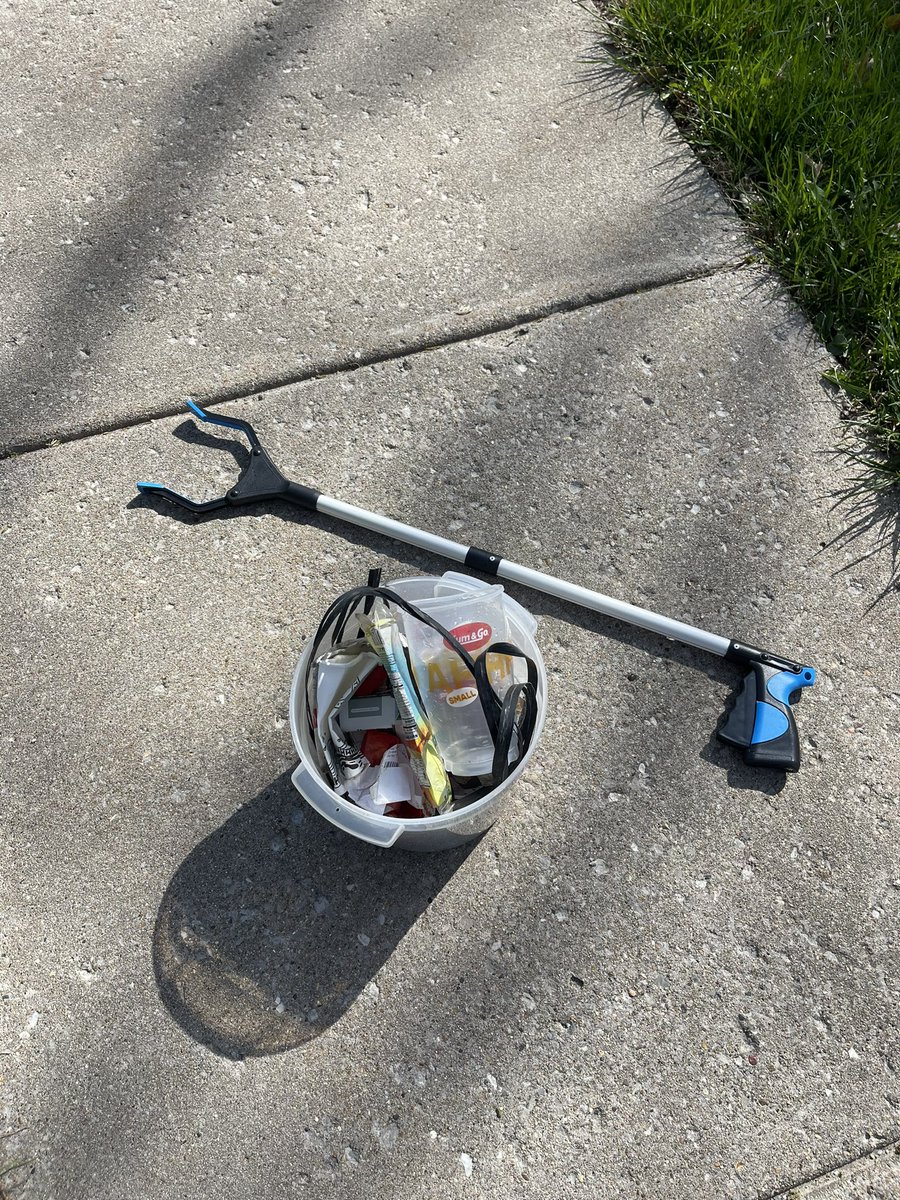 LaneHerridge's tweet photo. Today I:
-Worked out shoulders&amp;arms
-Incline treadmill
-Got an hour of sunlight
-Picked up trash in my neighborhood 
-Read 20 pages https://t.co/CTUIdGEiXa
