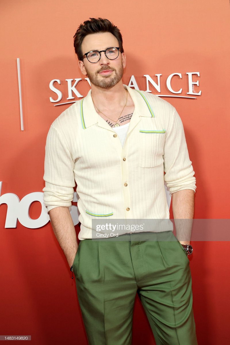 evanscontent's tweet photo. Chris Evans showing off new frames at the #Ghosted premiere 👓 https://t.co/1fOFJhs5s2