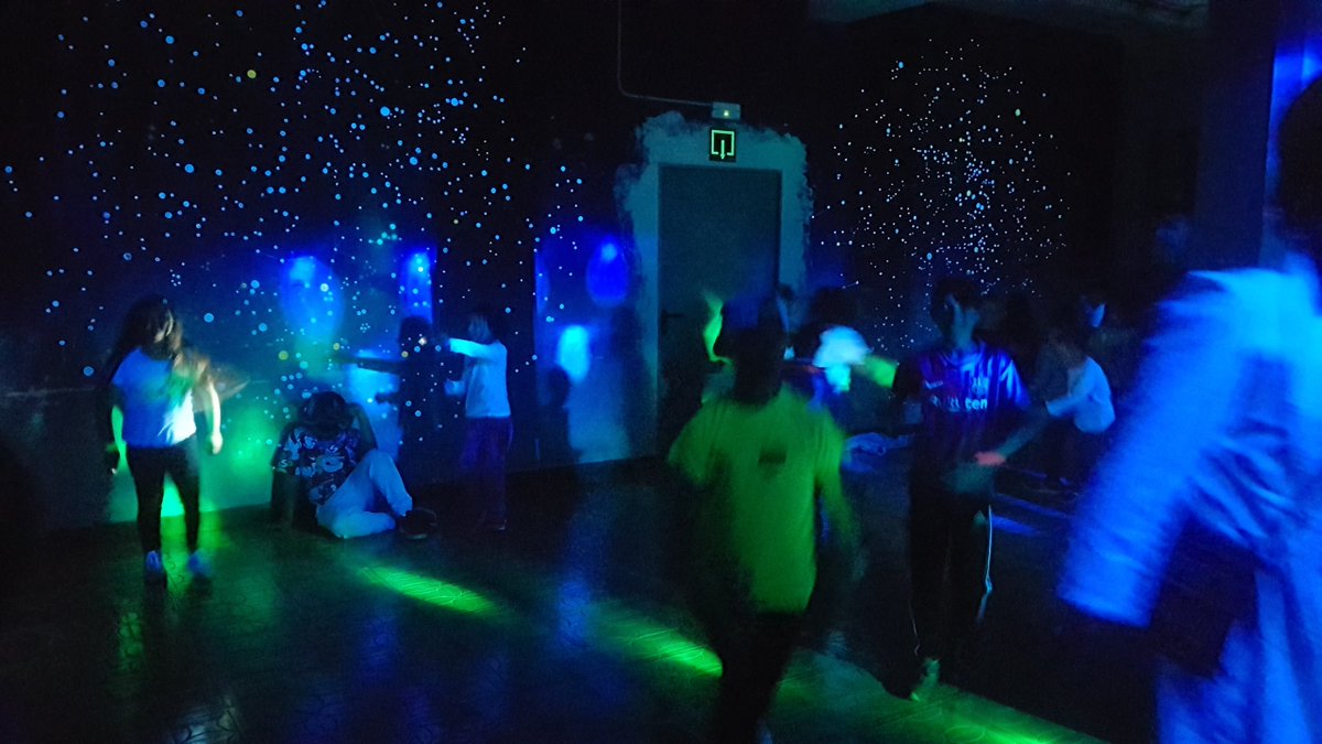 escolaelshorts's tweet photo. Després d'un dia intens ple d'aventures, nit de disco!
#Colonies
#ElCollell
#festa
#diversio https://t.co/CgQufOjqVW
