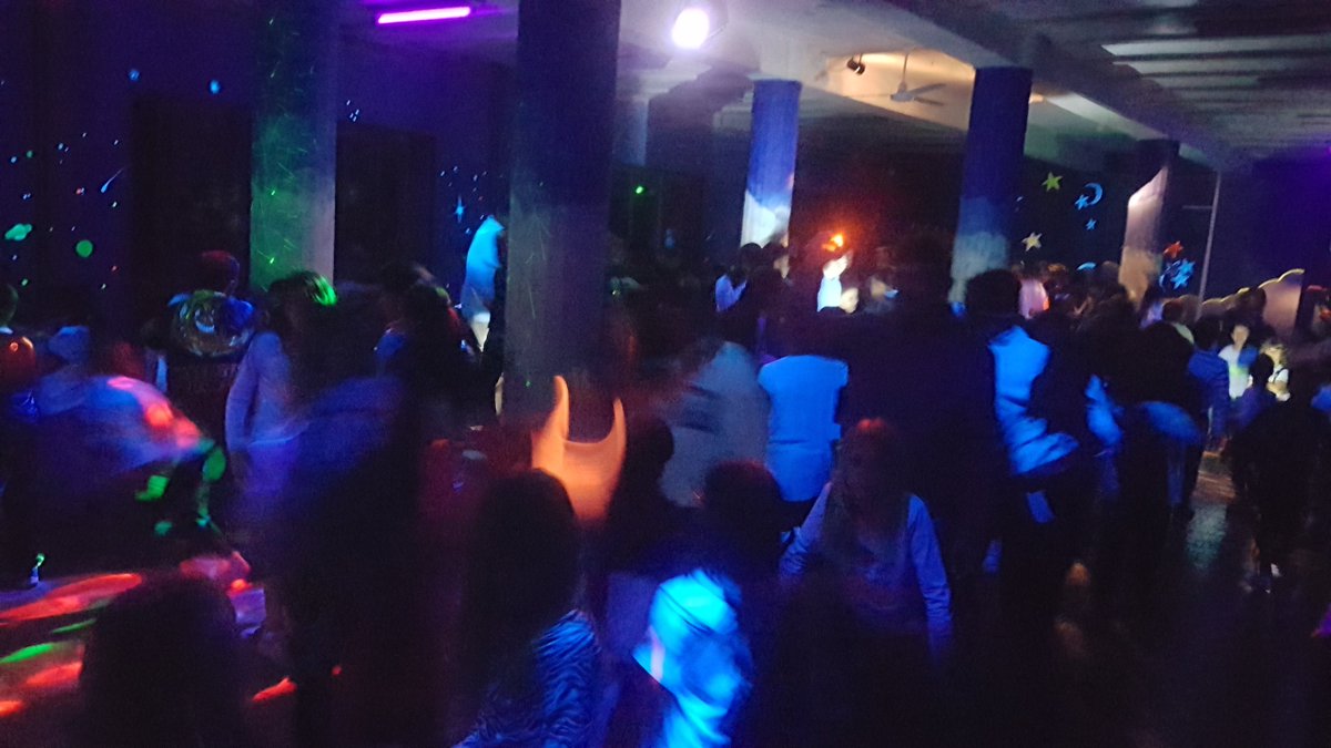 escolaelshorts's tweet photo. Després d'un dia intens ple d'aventures, nit de disco!
#Colonies
#ElCollell
#festa
#diversio https://t.co/CgQufOjqVW