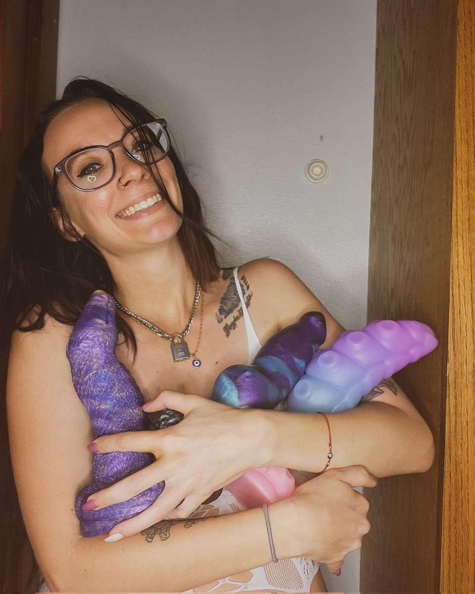 thereal_delilah's tweet photo. I have a public account again! Can you RT some of my stuff? I'll return the favor 😌 https://t.co/1wnWnOOHeb