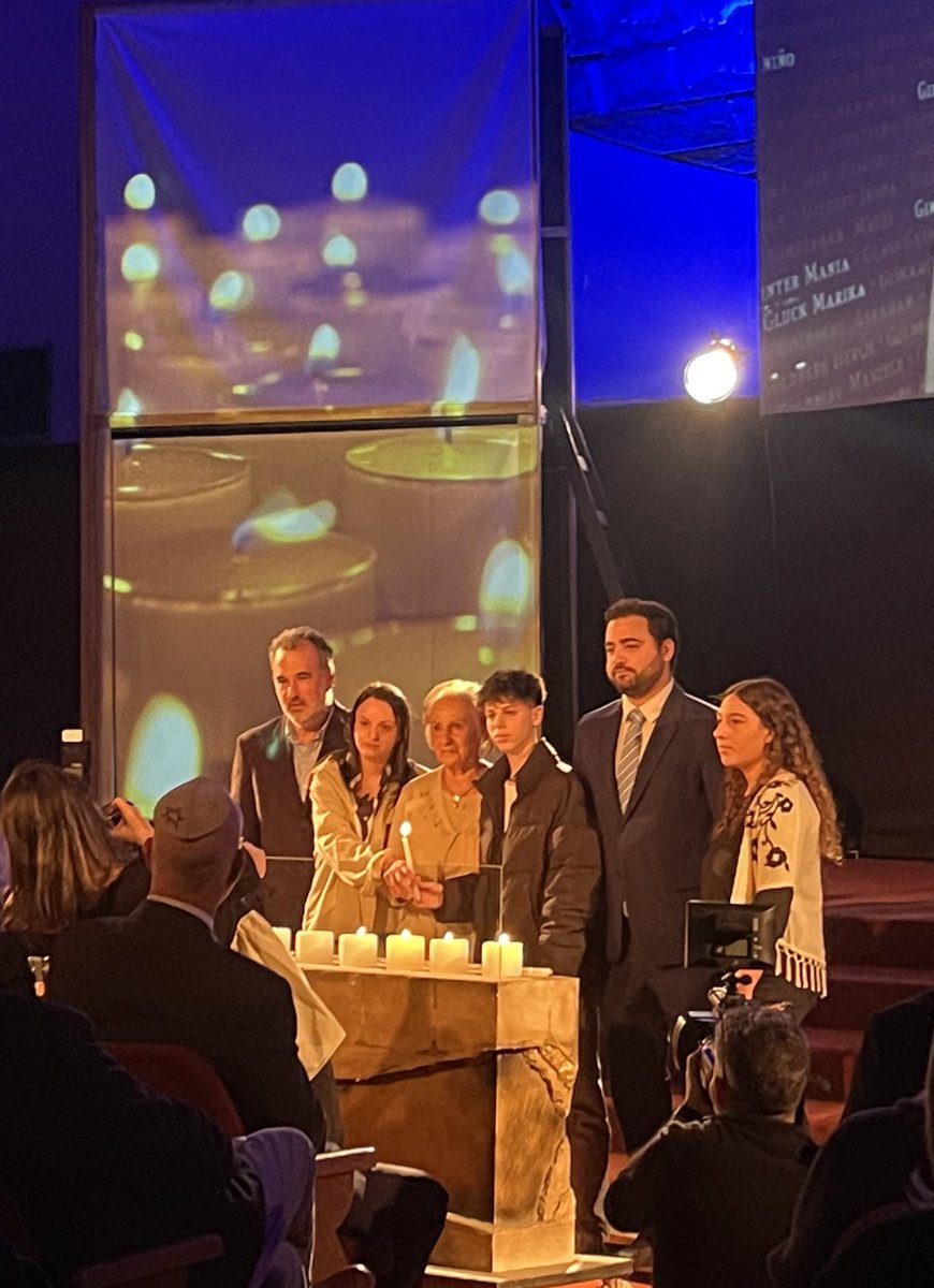 Emotivo acto recordatorio del Día del Holocausto y el Heroísmo, realizado en la sede de la Comunidad Israelita del Uruguay. Se homenajeó a los 6 millones de judíos asesinados y a todas las victimas del nazismo. 🕯️🕯️🕯️🕯️🕯️🕯️