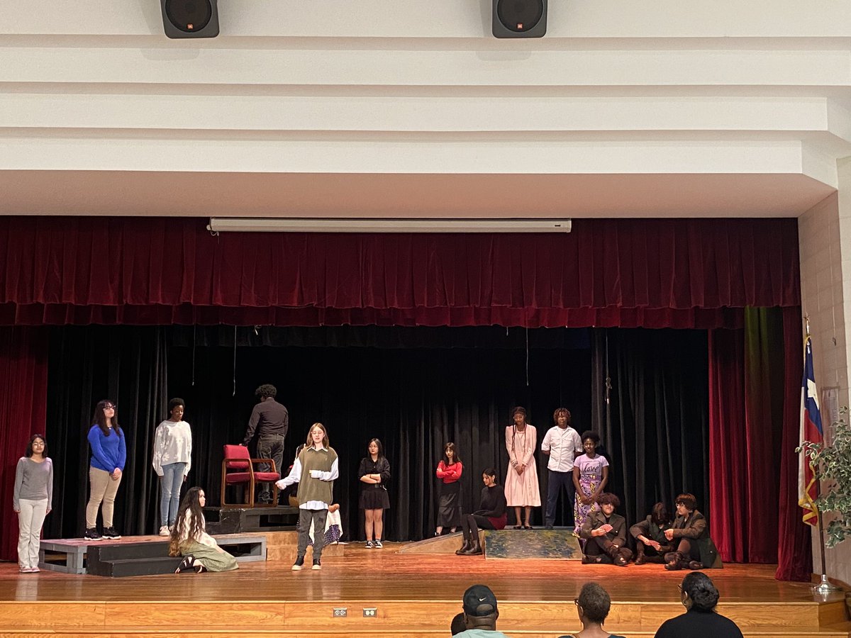 ODMSMustangs's tweet photo. Oh, what drama! Great performance from our ODMS Theater Arts group tonight.   #ODMS ROCKS.  #dramaqueen https://t.co/RjIh104urK