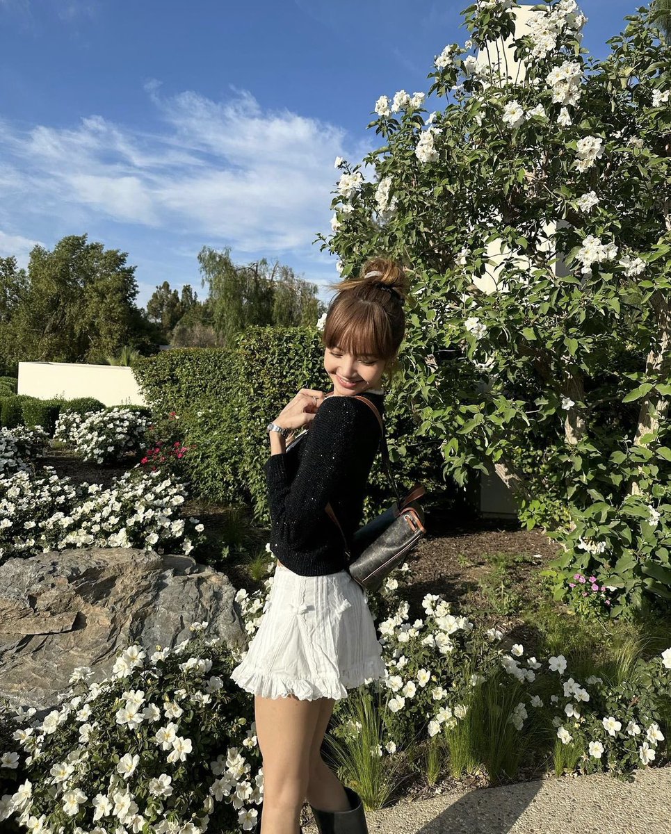 BlackpinkFL_'s tweet photo. n e w   p o s t    !

≡ 🧸’s tweet。

Fun in the desert 🌵 

#ACEntertainment https://t.co/auKbHfcjaY