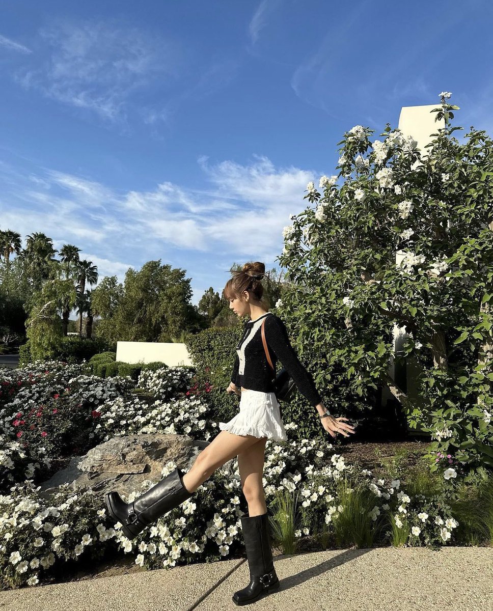BlackpinkFL_'s tweet photo. n e w   p o s t    !

≡ 🧸’s tweet。

Fun in the desert 🌵 

#ACEntertainment https://t.co/auKbHfcjaY