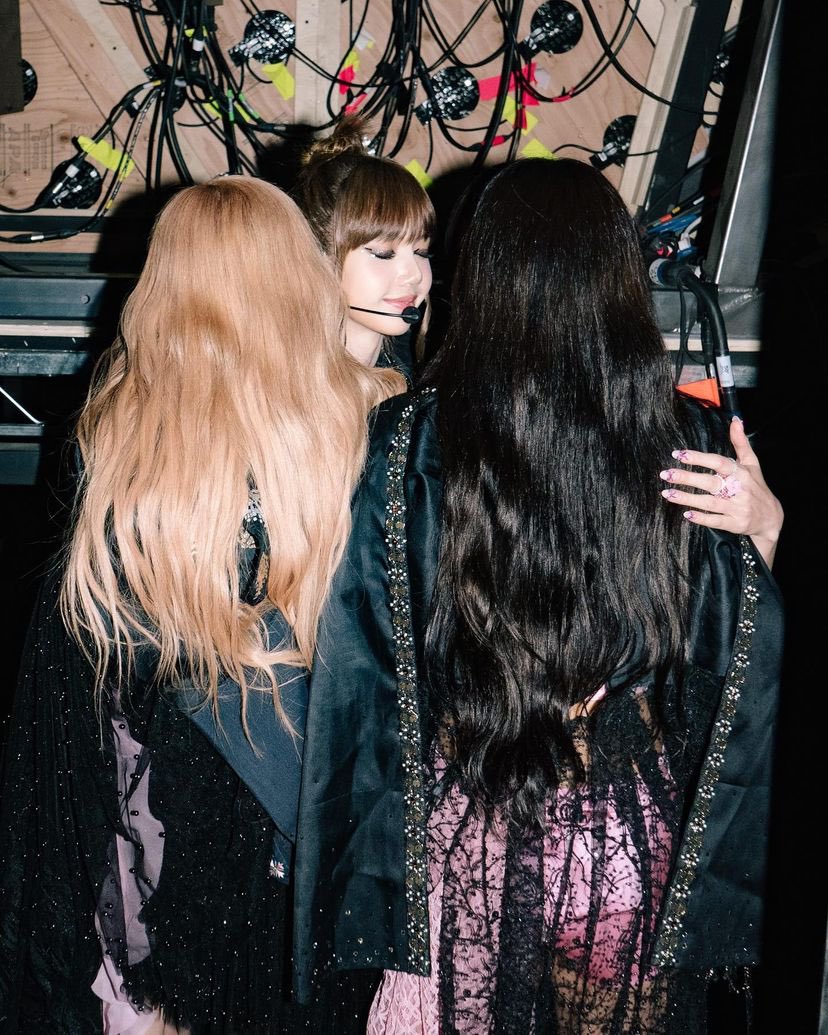 bvlgrlisa's tweet photo. they made it 😭😭 https://t.co/62phU0UwPt