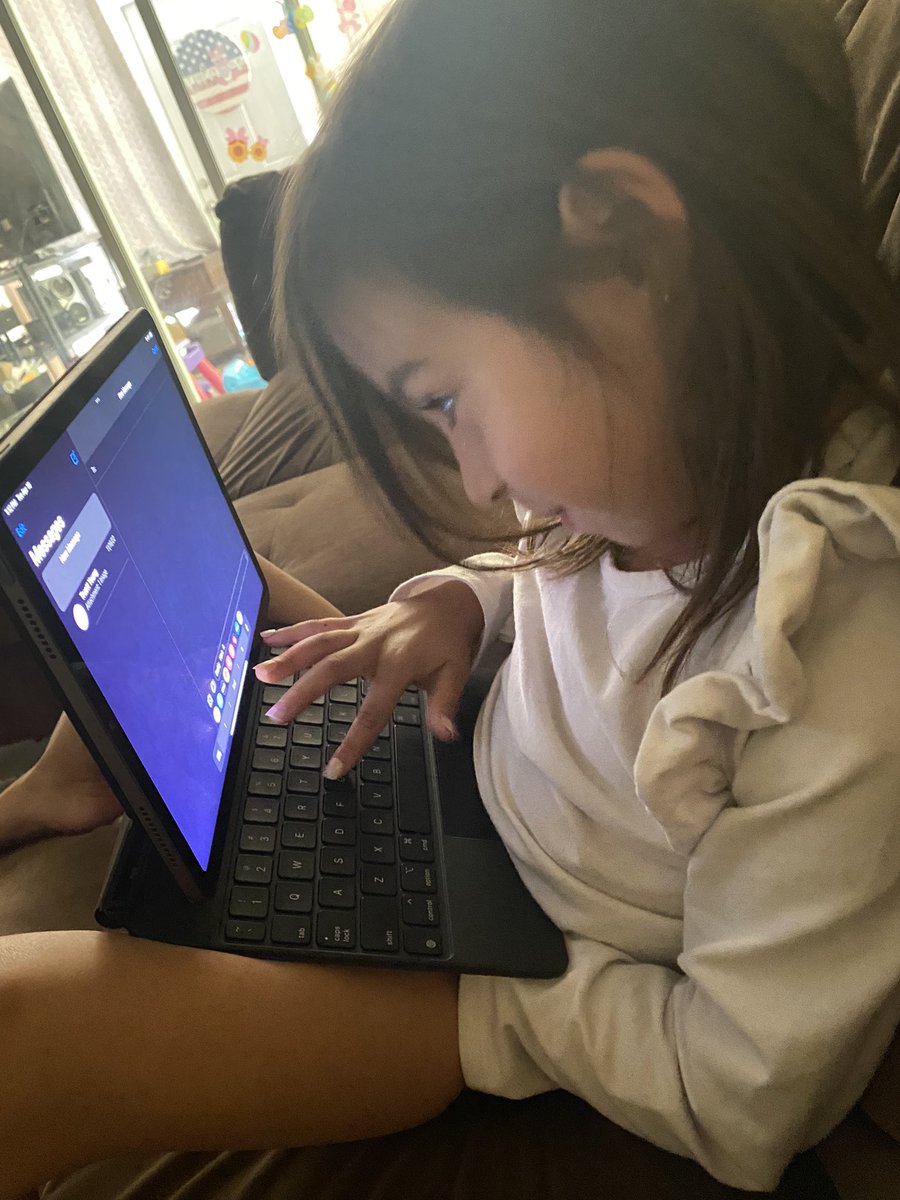 LionPointAC's tweet photo. Callee practicing her spelling by texting Daddy a message while he’s at work 💻 https://t.co/r5pZxAI63I